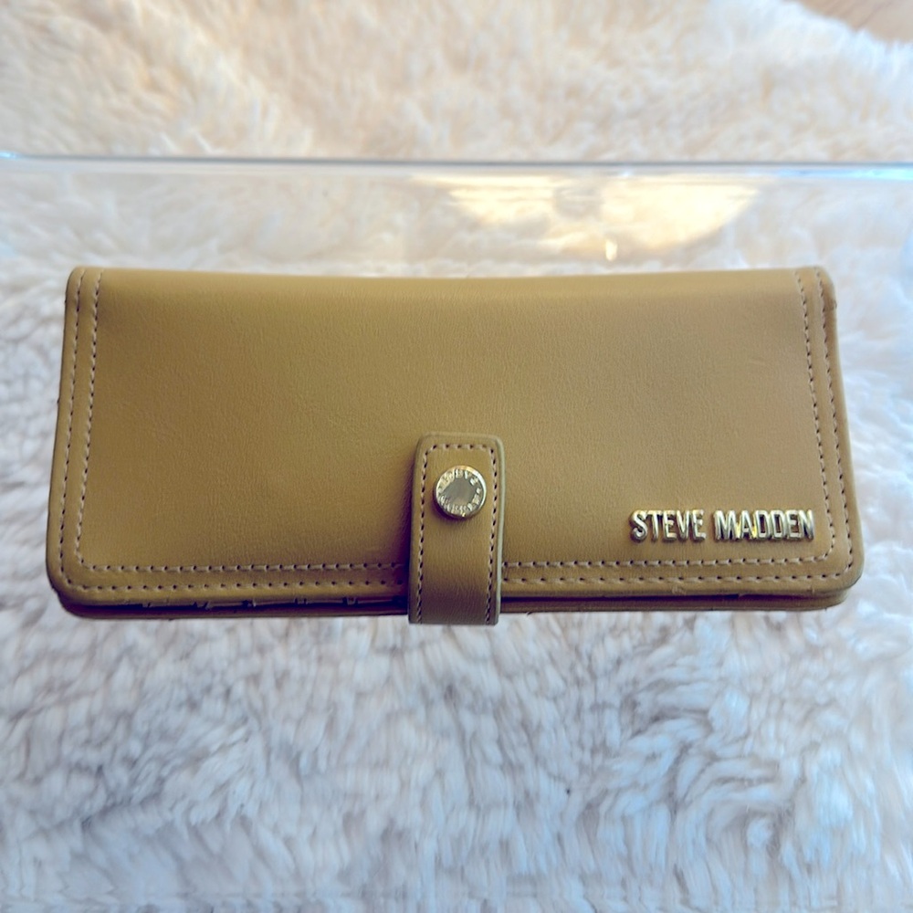 Steve Madden wallet. Mustard yellow color. No flaws.